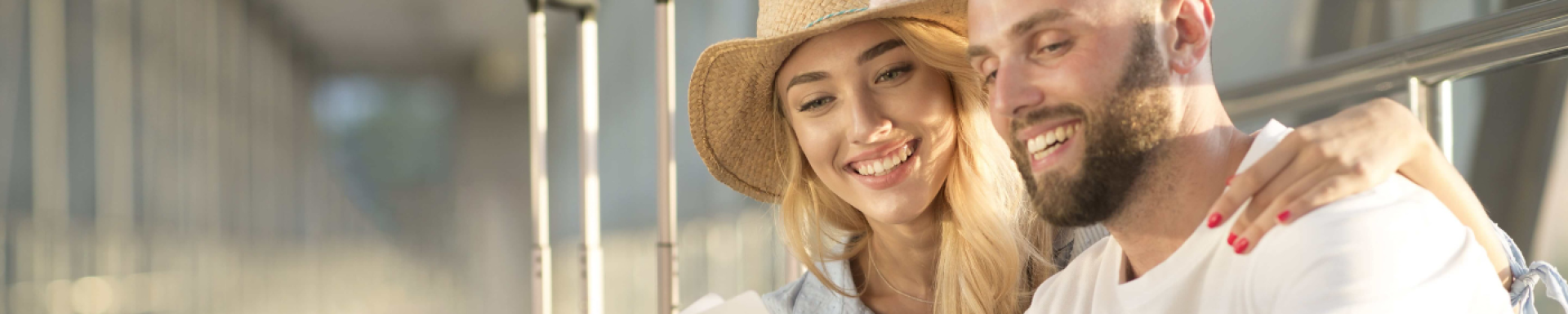 Pareja sonriendo en el aeropuerto