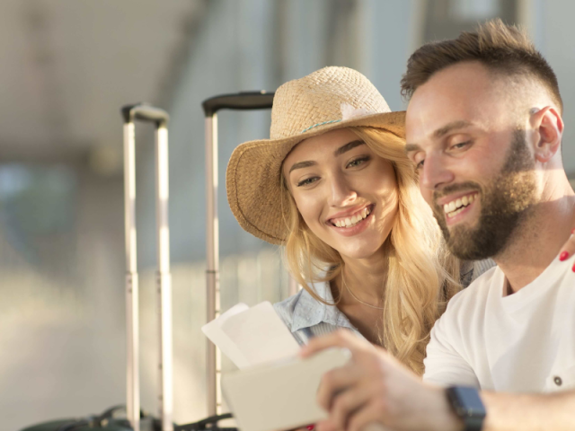 Pareja sonriendo en el aeropuerto