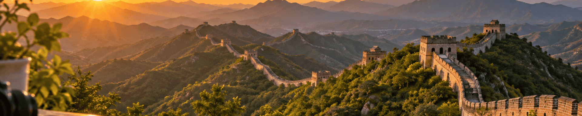 Gran Muralla China al atardecer con un pasaporte español y un mapa en primer plano